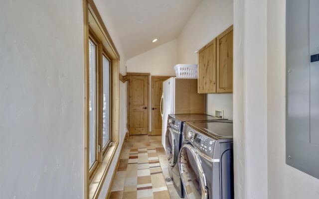 Highfield Trail 4 Bedroom Home by RedAwning