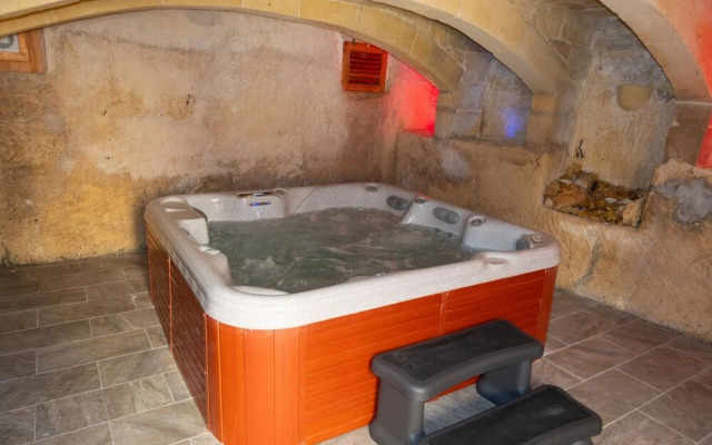Villeleynah Amazing Gozitan Villa + Pool