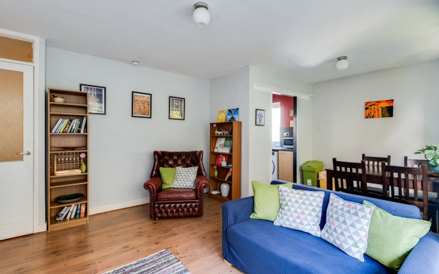 Top-Floor Bright & Sunny 3-Bedroom Flat (sleeps 4)