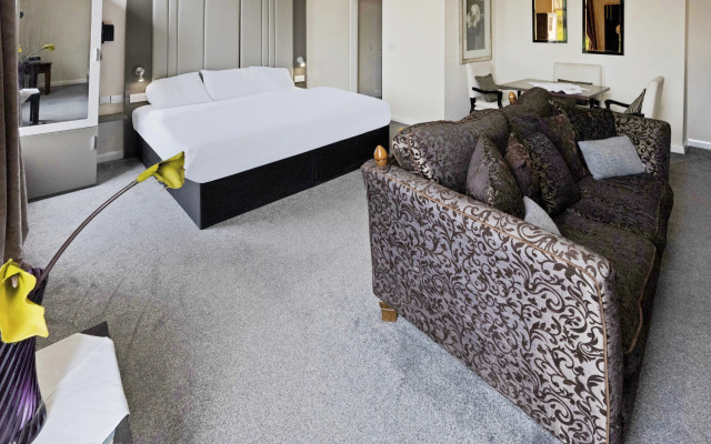 OYO The Baltimore Hotel