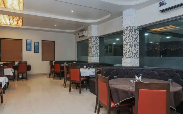 OYO 24674 Hotel Rajshree