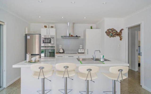 Rose's Beach Pad - Matarangi Holiday Home