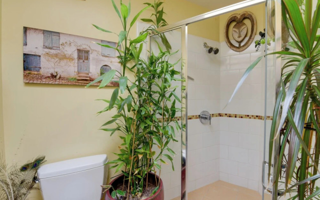 Cozy Emeryville Studio, Near Beaches & Parks!