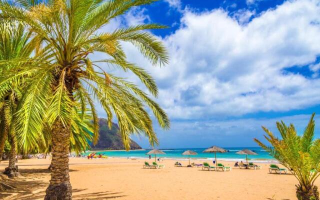 Bright spacious apartment, 2 min walk from beach
