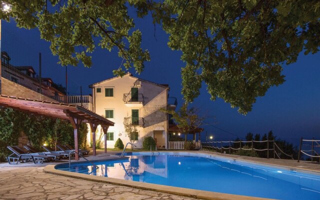 Awesome Home in Podstrana with Hot Tub, WiFi & 7 Bedrooms