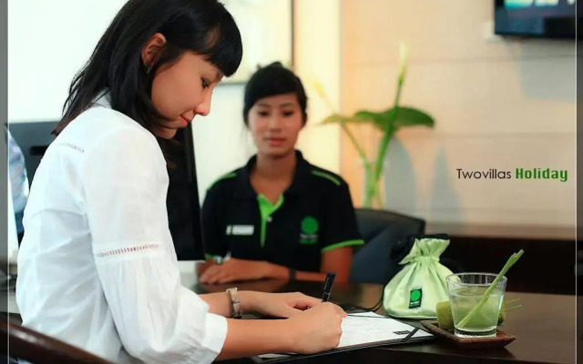 Two Villas Holiday Phuket: Two Villas Suite Serviced Apartment Nai Harn Beach