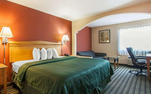 Econo Lodge Inn & Suites