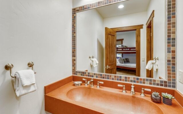 Highlands Hideaway 5 Bedroom Home by RedAwning