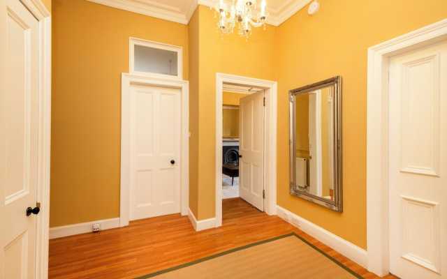 Stylish Southside Flat Near Old Town