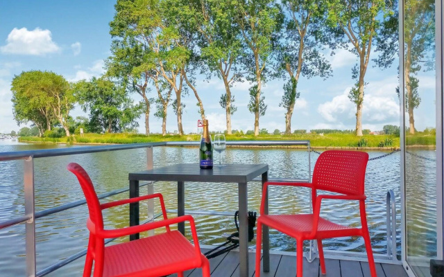 Beautiful Ship/boat in Nieuwpoort With Wifi and 1 Bedrooms