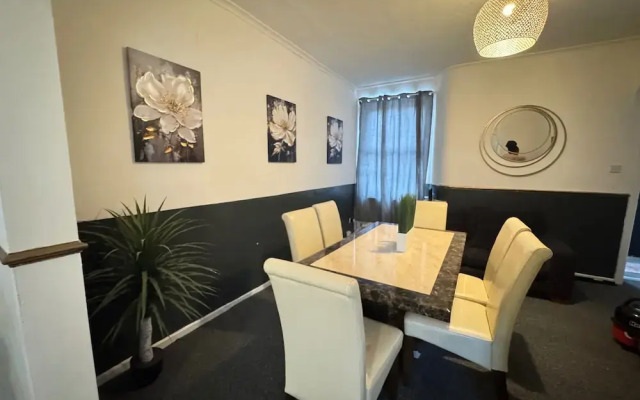 Manchester - House - Sleeps 6 - Parking - Garden
