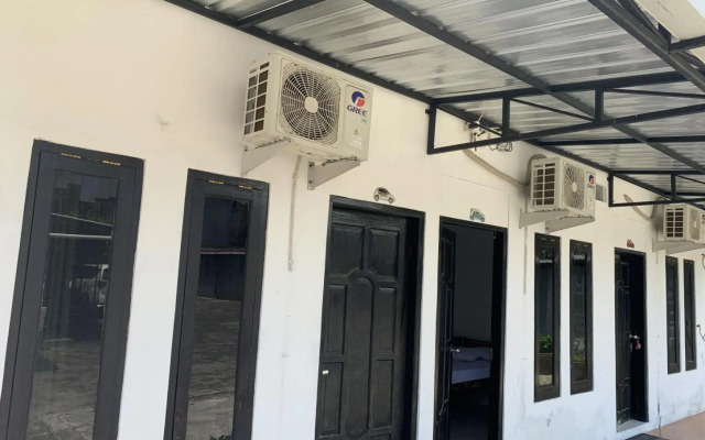 Recharge Cafe & Garasi Homestay