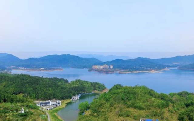 Xishe homestay by Mount Huangshan Lake