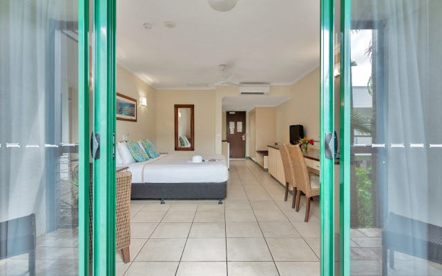 Bay Village Tropical Retreat & Apartments