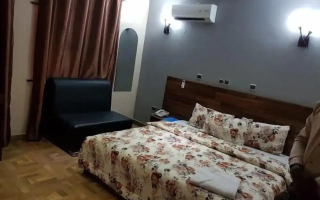 Laroy Suites