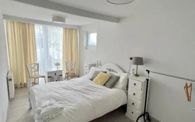 Newly renovated 1 bedroom flat with garden pergola