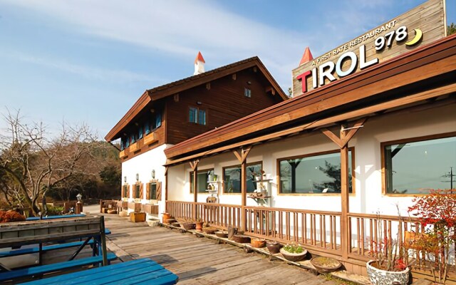 Yeosu Tirol Pension