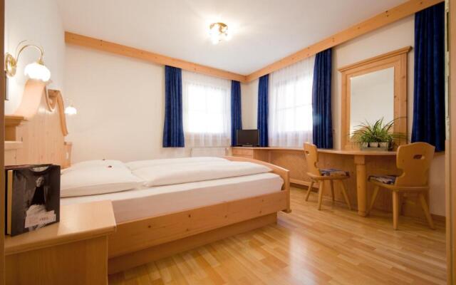 Garni Cristin & Dep Antina