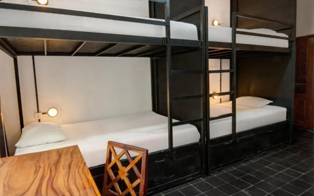 Mad Monkey Phnom Penh - Hostel