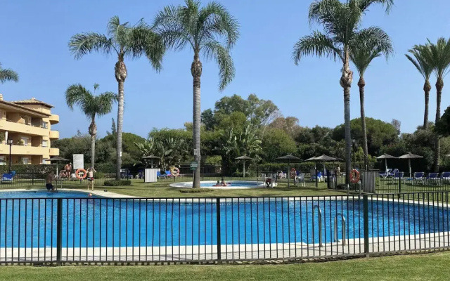 2 Bed Apartment Sleeps 4 - Pool Access - Garden
