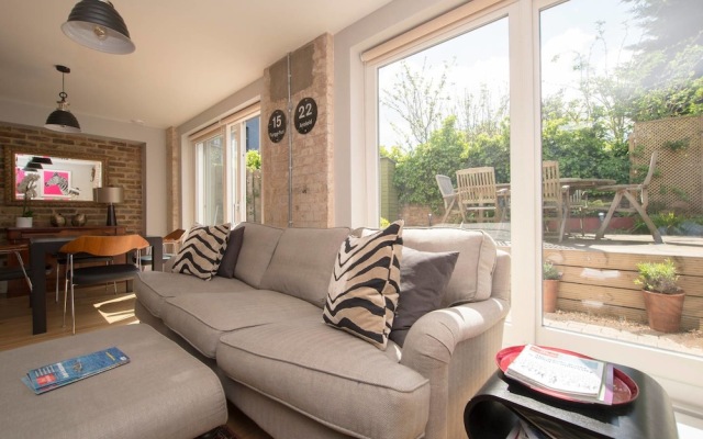 Chic 2 Bedroom Garden House in Dalston