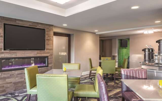 La Quinta Inn & Suites by Wyndham Columbia / Fort Meade