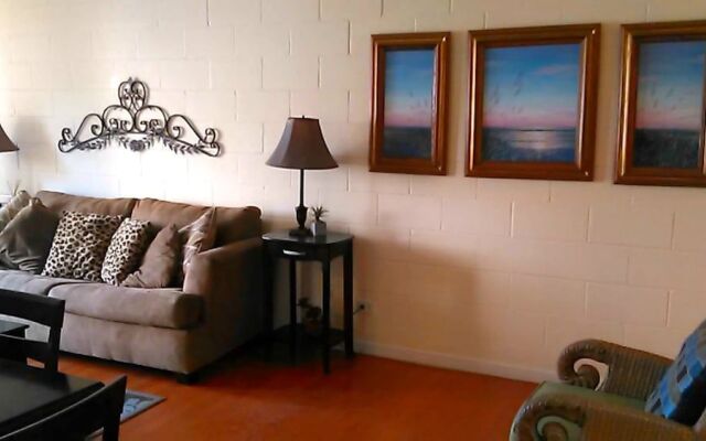 Renovated one bedroom 2 min to the beach