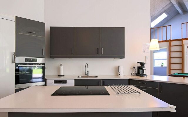 10 Person Holiday Home in Vaeggerlose