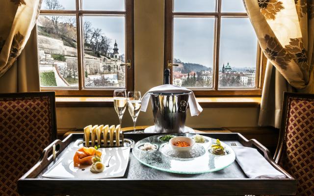Golden Well Hotel