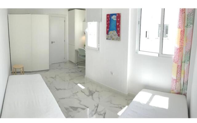 New central 2BR apartment 100m-to-beach free parking