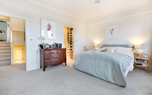 Stunning 4 Bedroom House in West London