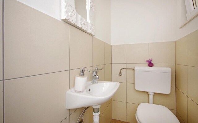 Beautiful Home in Makarska With Wifi and 2 Bedrooms