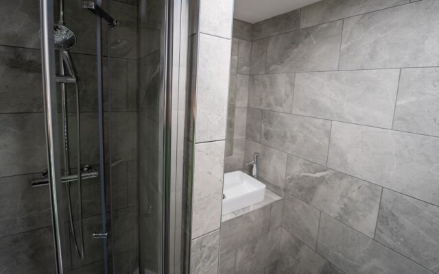 Spacious Studio Near City Centre!