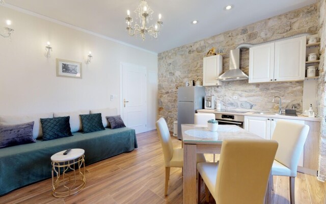 Chrysanta Apartments