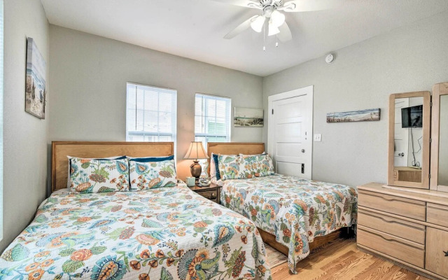 Steps to Beach: Nautical Galveston Home Near Pier!