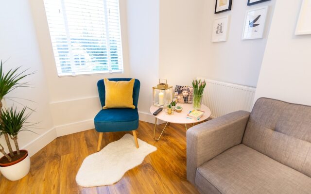 Central Plymouth Apartment By University