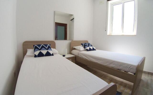 F11-2 Room 2 single beds shared bathroom in shared Flat
