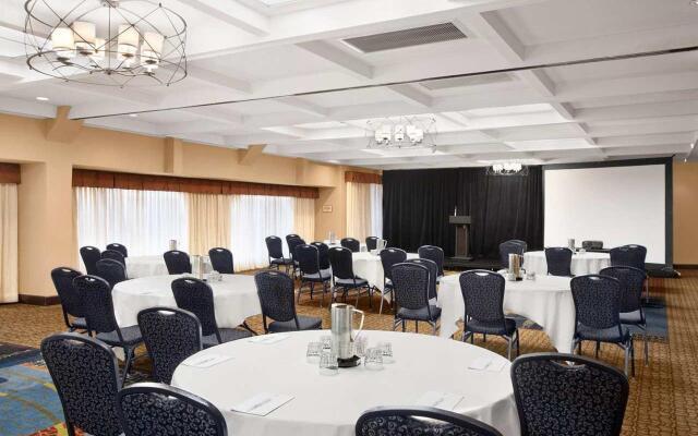 Embassy Suites Kansas City Plaza