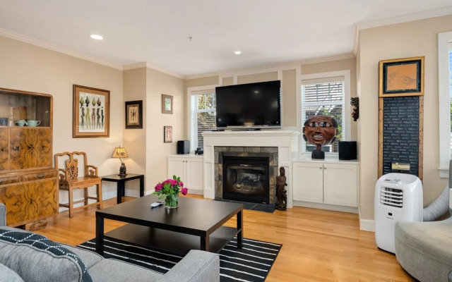 Seattle Vacation Home: Out of Africa