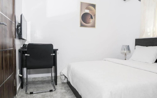 Momak 8 Hotel Adenuga House