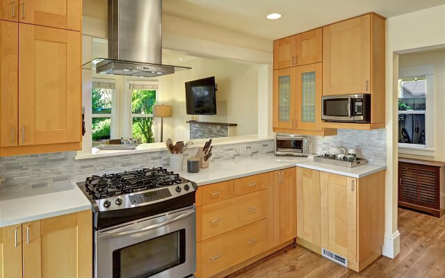 Fremont Oasis - Two Bedroom Home with Fireplace