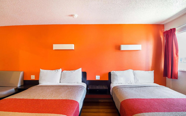 Motel 6-Blue Springs, MO