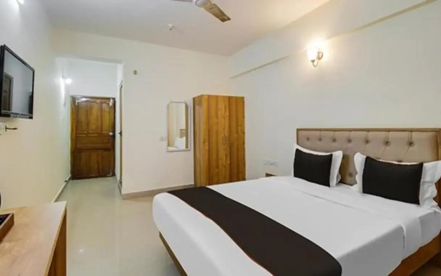FabExpress De Classio With Pool - Nr. Candolim Beach