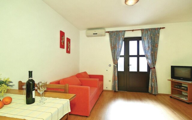 Awesome Home in Tar-vabriga With Wifi and 1 Bedrooms