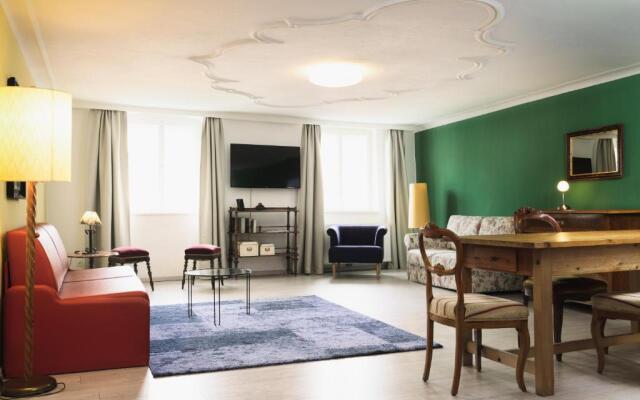 Golden Roof Apartments by Penz