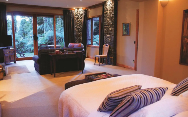 Treetops Lodge & Estate