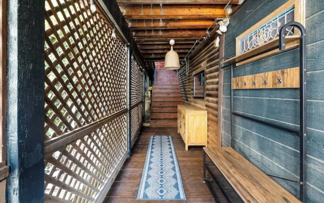 Chic LA Hideaway w/ Soaking Tub, Firepit Lounge & Tranquil Backyard