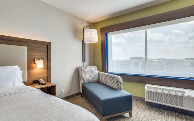 Holiday Inn Express And Suites Denton South, an IHG Hotel