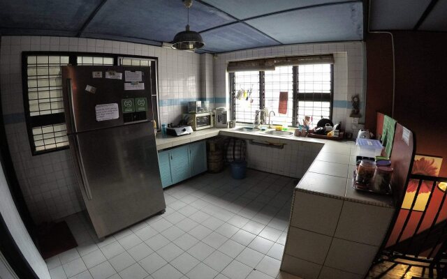 Threehouse Bed & Breakfast - Hostel