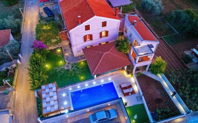 Spacious Apartment Milly With Pool